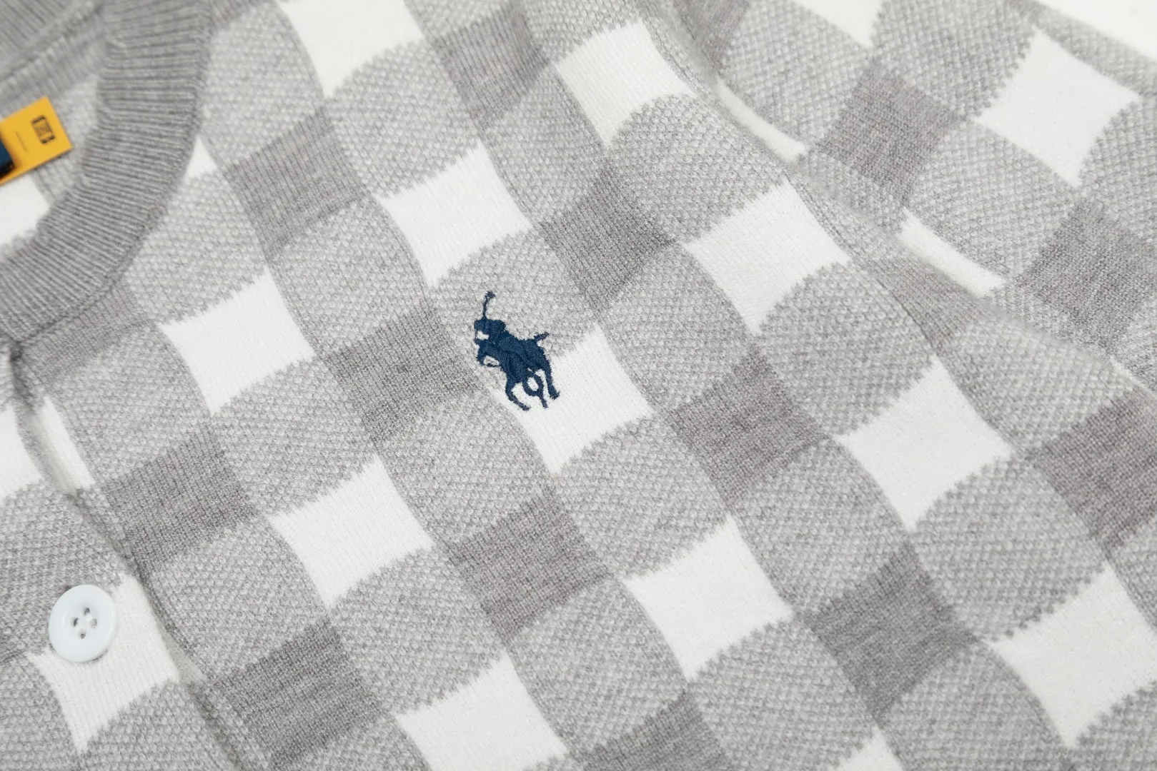 P190 Top quality" Style number: DS015# [Ralph Lauren plaid jacquard basic pony embroidered logo knitted cardigan long sleeves] ✅Ralph Lauren Ralph Lauren classic basic versatile plain plaid jacquard knitted cardigan long-sleeved small jacket ✅Main supplier of platform live broadcast wholesale entities ✅ZP quality 1:1 pattern making Scan the code to enter the GF website Counter quality ✅Detailed quality The only one in Guangzhou Imported quality cotton yarn Mainly high-end Needless to say, cost-effective and good quality. ✅Restore the original version. Loose, comfortable and stress-free. Simple is high-end. Classic is timeless. ✅The upper body is simple and easy to match. A must-have for goddess ootd. Good-looking clothes are never picky. A must-have in the goddess’ wardrobe. Size: S-L. Color: Navy blue. Light blue. Pink. Gray. Yellow. Red.